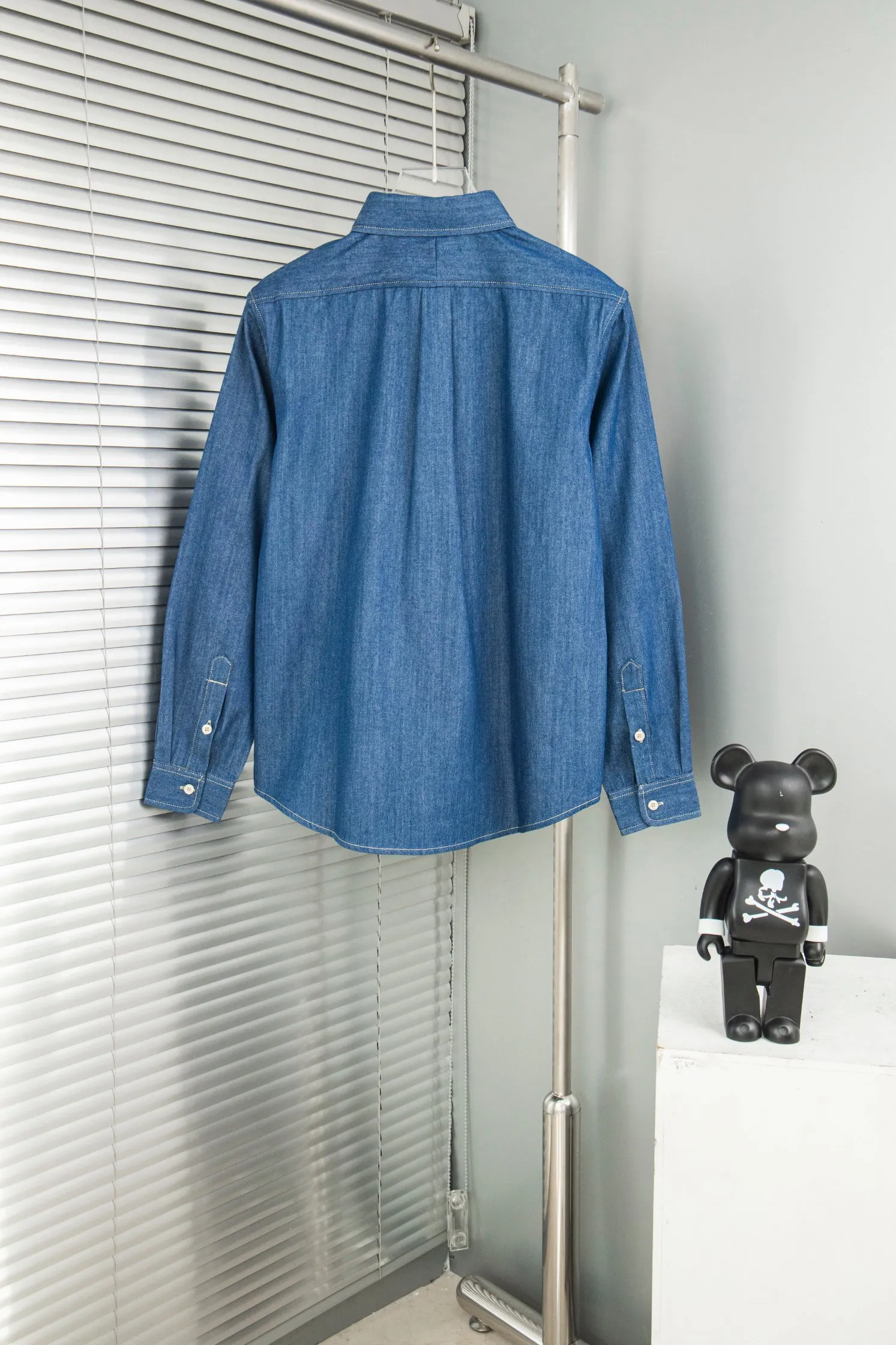 🅿️250 New: Style number: B115 Ralph Lauren/Ralph Lauren classic color small label couple's washed denim long-sleeved shirt 1️⃣ Made of high-quality denim fabric, the upper body is soft and comfortable, extremely delicate, has a solid, smooth and soft feel, and the fabric does not wrinkle, and the feel is invincible. The details are handled perfectly! 2️⃣Adopting the washing process, the workmanship details are perfectly controlled. They are all hemmed with vest technology, and the inside of the sleeves are also different. Different from the four-needle and five-thread workmanship, the collar is also designed with interlining, which shows high-end fashion and individuality. The style is fashionable, simple and elegant! 3️⃣It is very youthful and energetic, and can be easily worn by both men and women. It is very in line with the fashion aesthetic concepts of today's young people! Color: light blue, dark blue Size: S, M, L, XL
